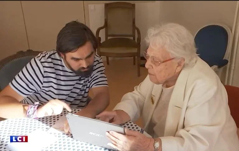 Quentin Le Sellin accompagne une aînée sur une tablette